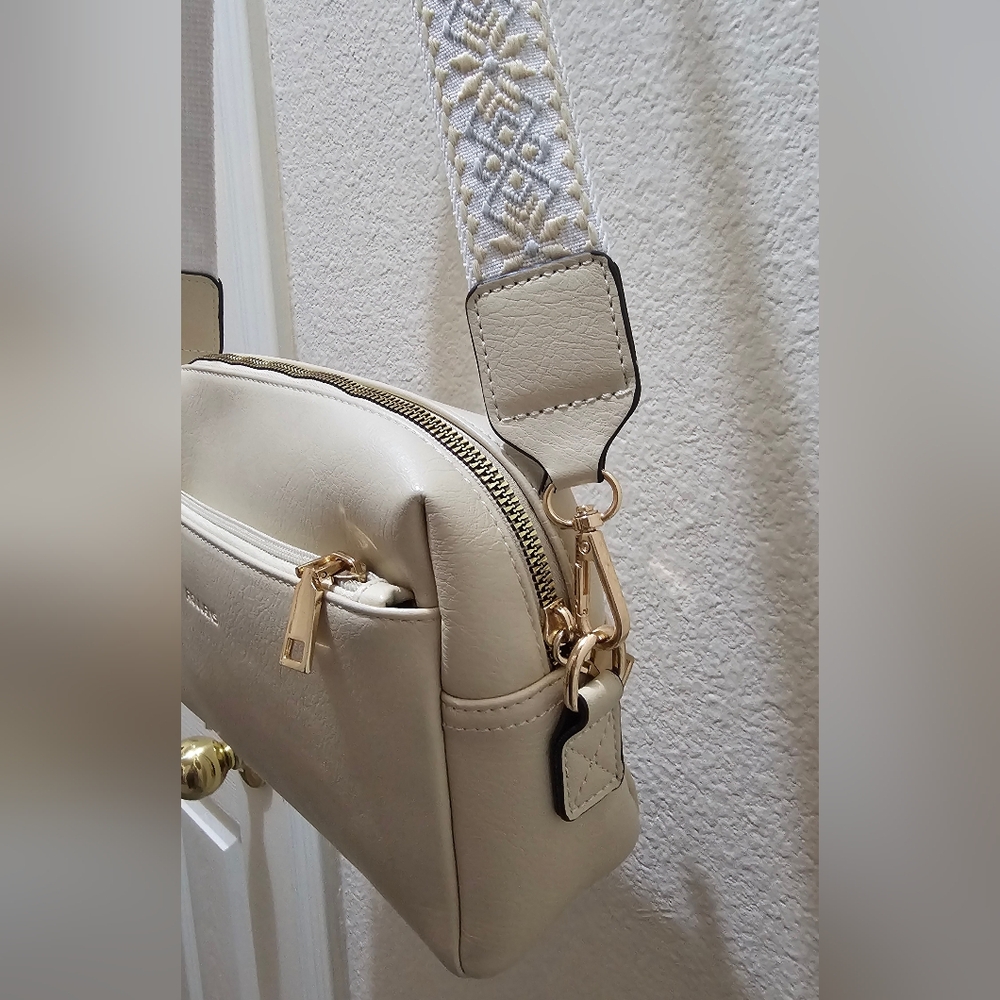 Roulens Cream Crossbody Bag with Guitar Strap EUC - Picture 7 of 16